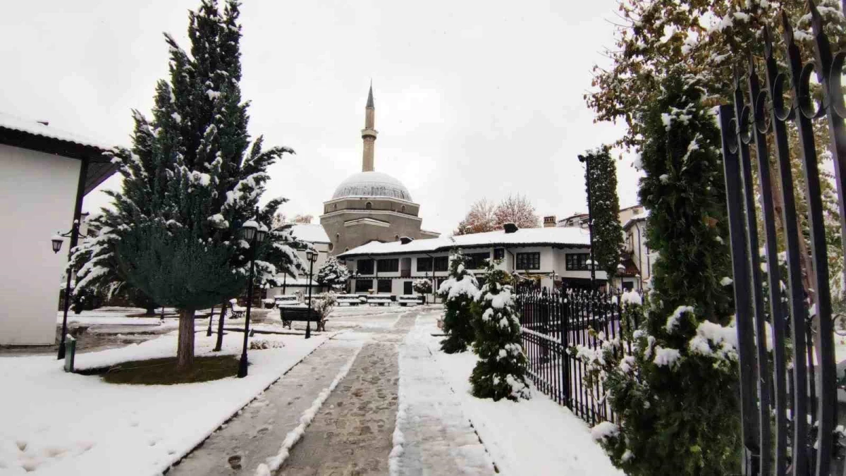 Kosova\'nın Prizren kentine mevsimin ilk karı düştü