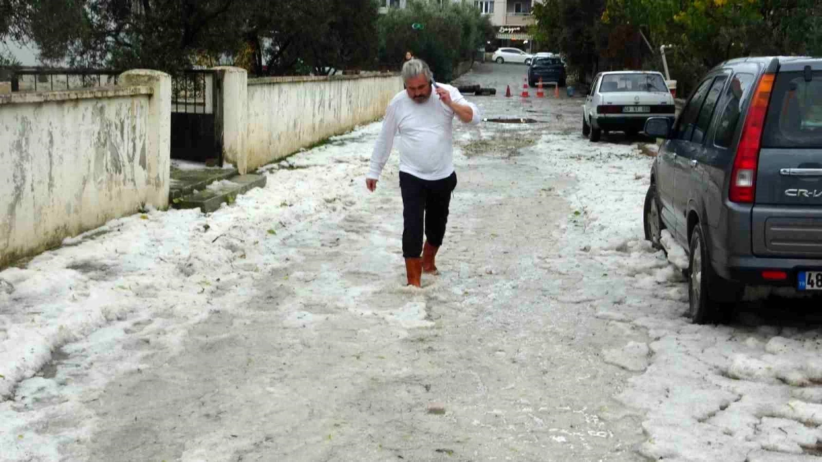 Muğla\'da Şiddetli Yağış Cadde ve Sokakları Göle Çevirdi
