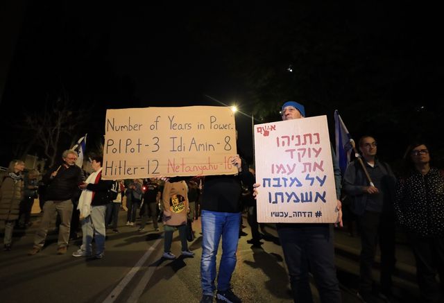 İsrailliler, Binyamin Netanyahu'nun evinin önüne kadar gidip çağrı yaptı: İstifa et İsrailliler, Binyamin Netanyahu'nun evinin önüne kadar gidip çağrı yaptı: İstifa et