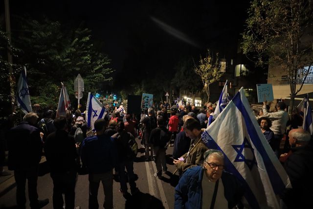 İsrailliler, Binyamin Netanyahu'nun evinin önüne kadar gidip çağrı yaptı: İstifa et İsrailliler, Binyamin Netanyahu'nun evinin önüne kadar gidip çağrı yaptı: İstifa et