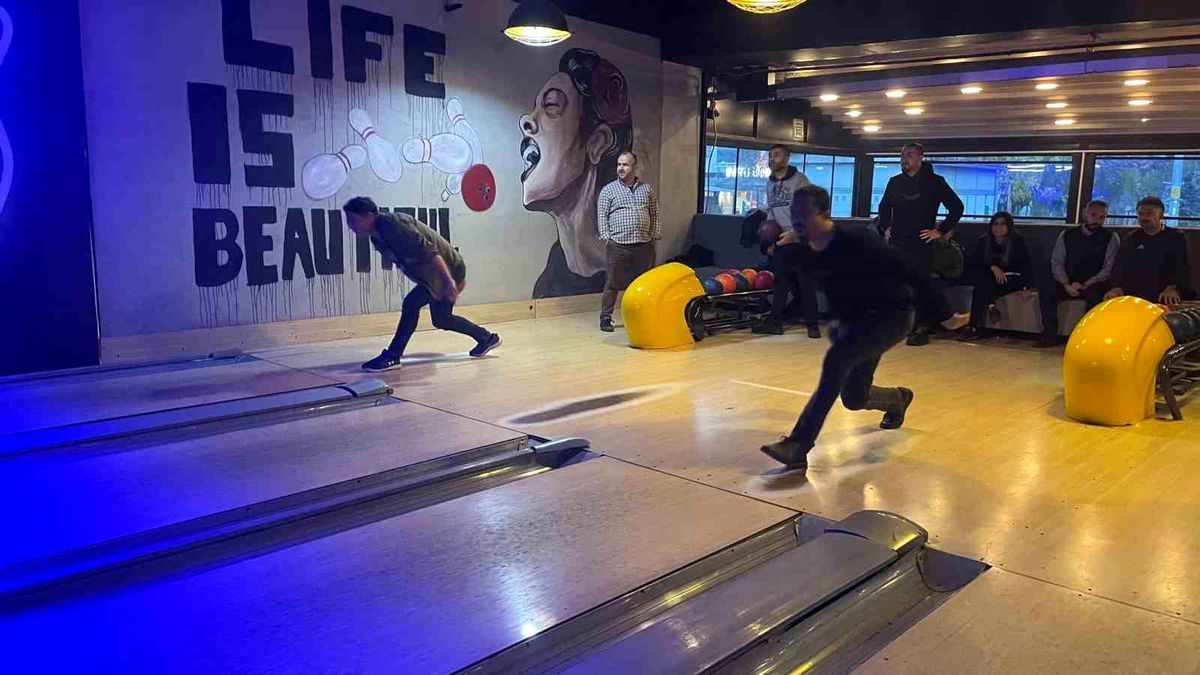 Düzce\'de öğretmenler bowlingde buluştu