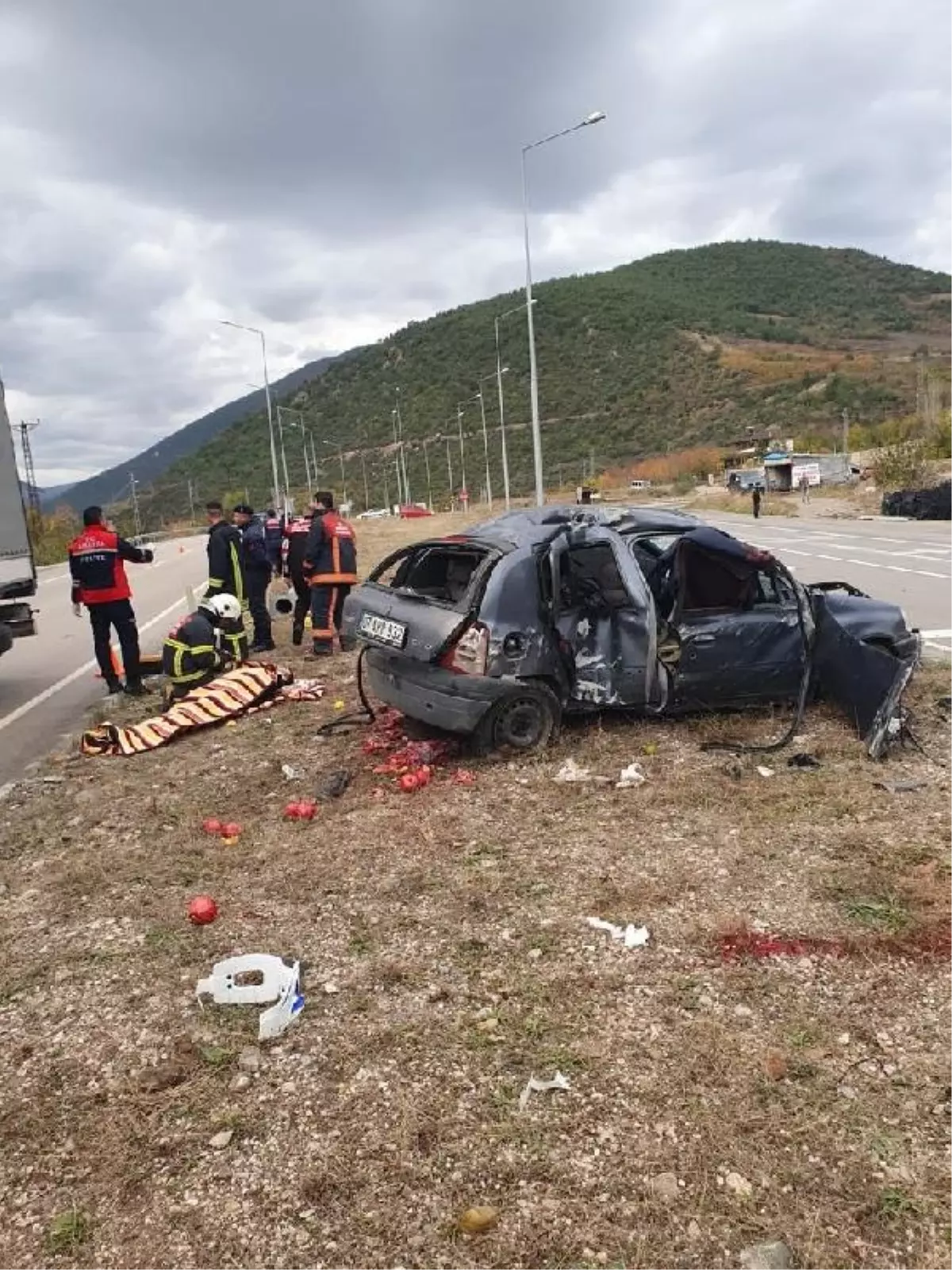 Amasya'da otomobil aydınlatma direğine çarptı: 3 yaralı