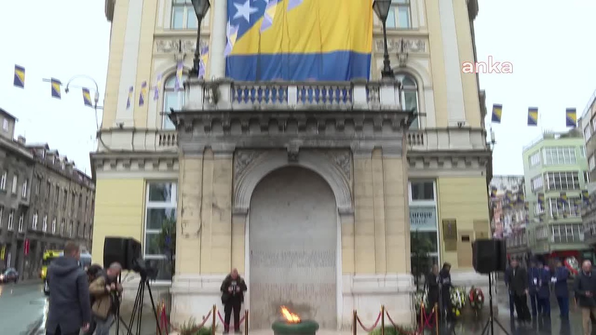 CHP Genel Başkanı Özgür Özel, Bosna Hersek Devlet Günü dolayısıyla Saraybosna\'da çelenk bıraktı