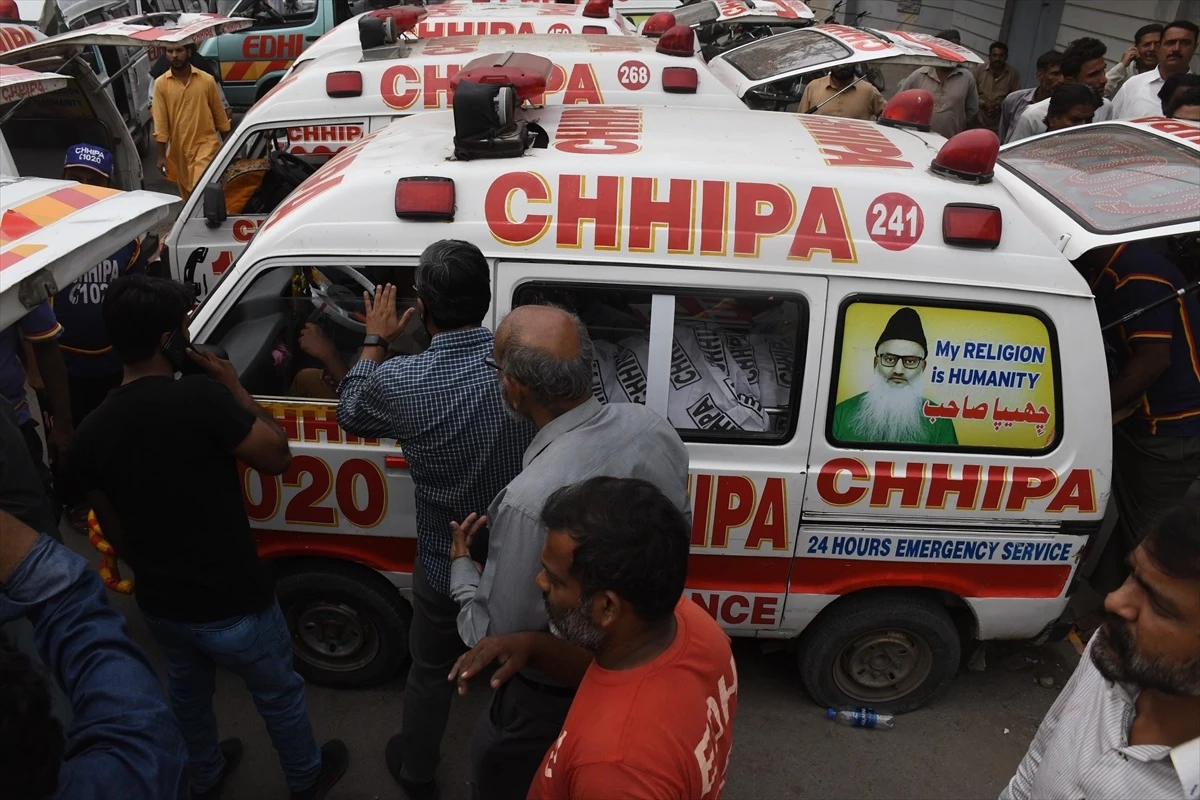 Pakistan\'da alışveriş merkezinde çıkan yangında 11 kişi hayatını kaybetti