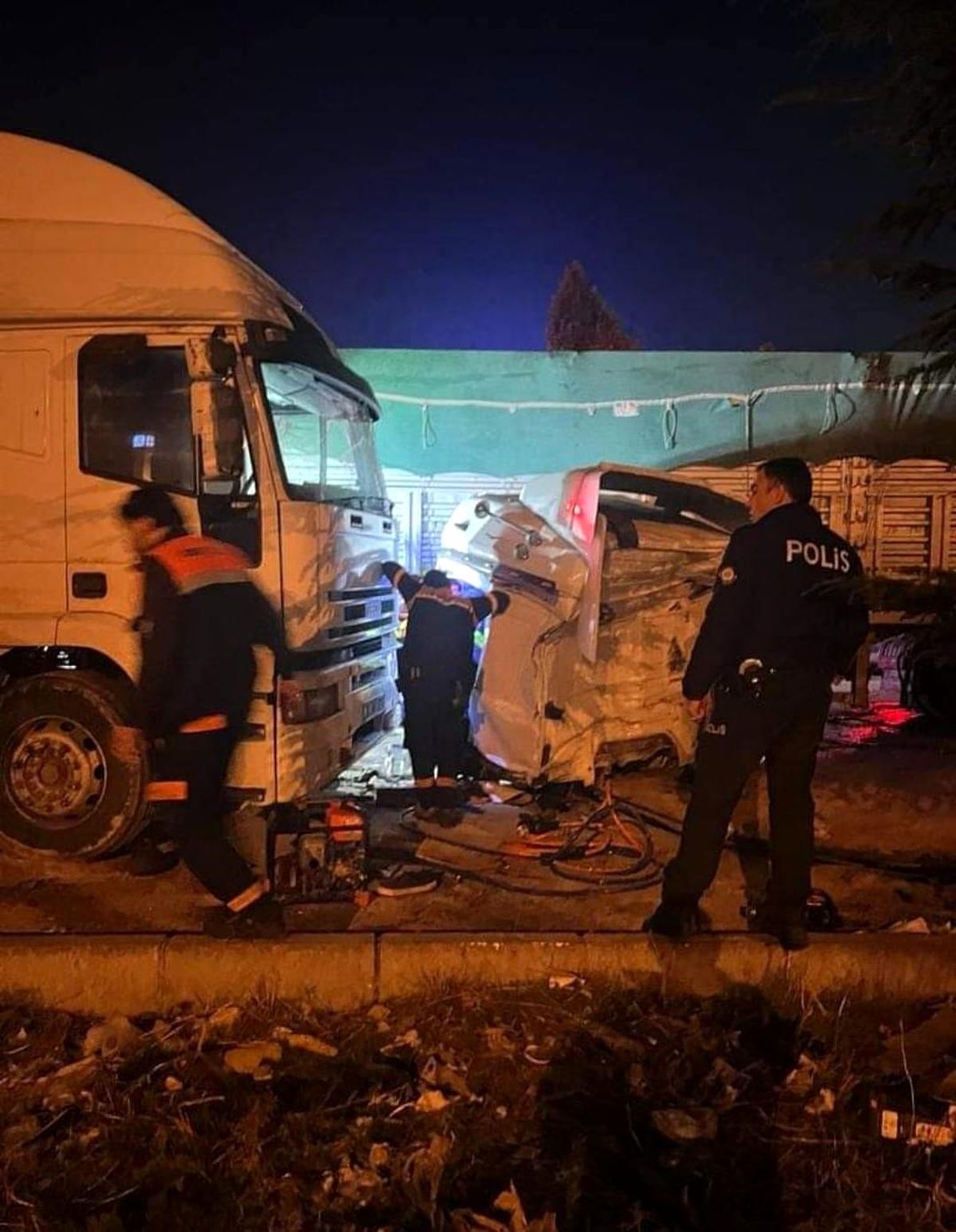 Eskişehir\'de tır kontrolden çıkarak park halindeki 3 tıra çarptı