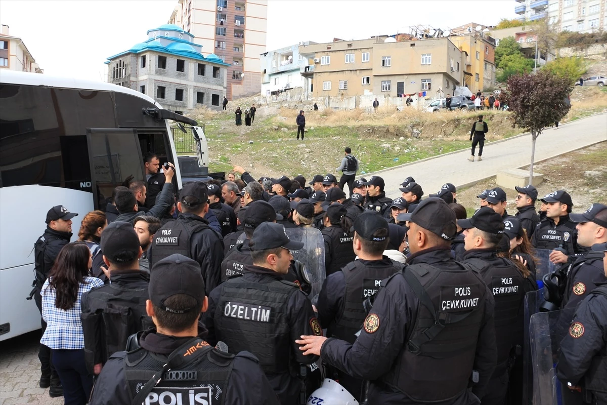 Şırnak\'ta izinsiz basın açıklaması yapan gruba polis müdahalesi