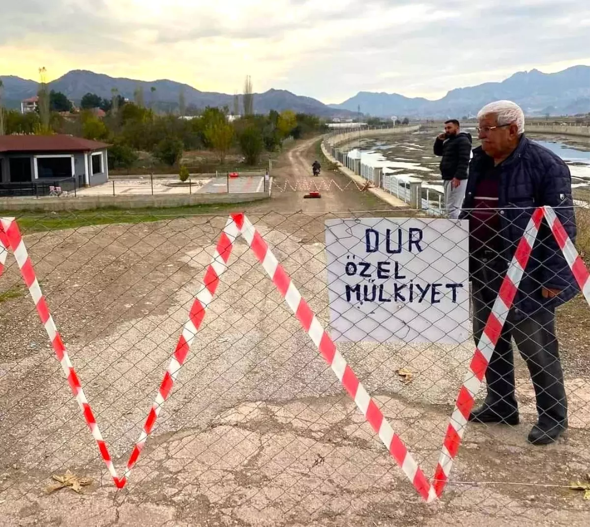 Çorum\'da bir vatandaş özel mülkünden geçen yolu trafiğe kapattı 