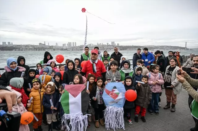 Üsküdar'da, Filistin'de ölen çocukların isimleri uçurtmaya bağlanarak uçuruldu Üsküdar'da, Filistin'de ölen çocukların isimleri uçurtmaya bağlanarak uçuruldu