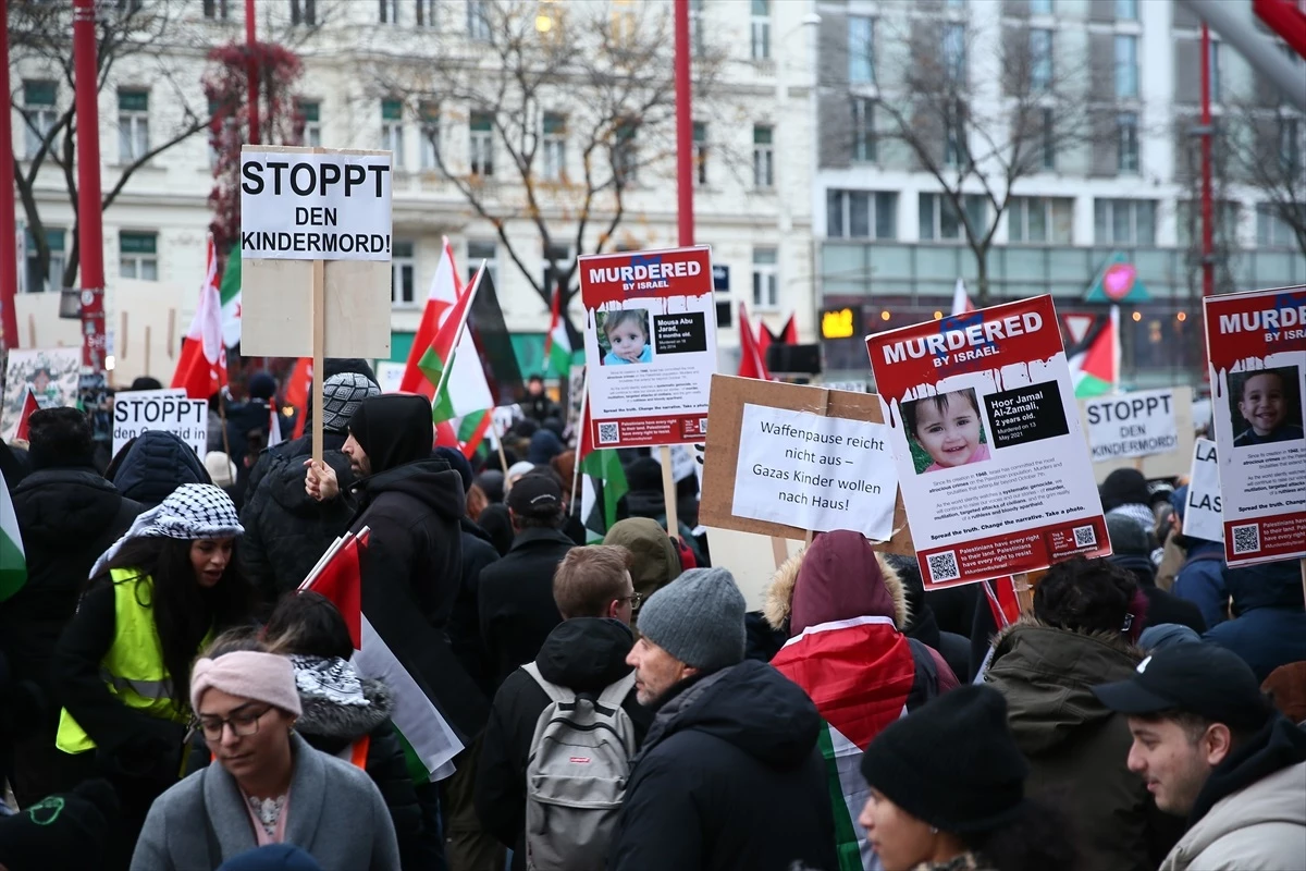 Viyana\'da İsrail\'in Gazze\'ye saldırılarına karşı gösteri