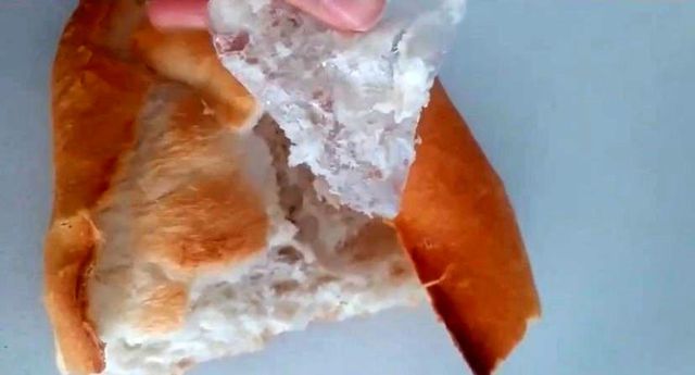 Elazığ'da Ekmeğin İçinden Poşet Çıktı Elazığ'da Ekmeğin İçinden Poşet Çıktı