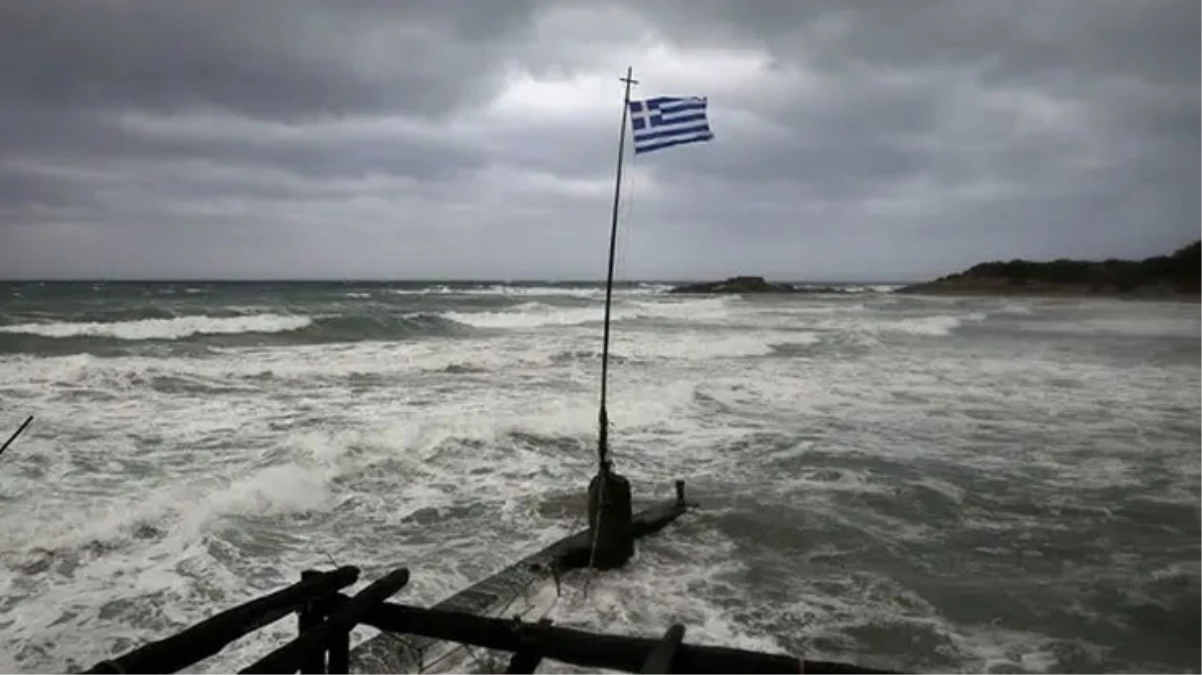 Yunanistan\'daki vatandaşların telefonlarına, olumsuz hava koşullarına karşı \'\'acil kodlu\'\' mesajlar gönderildi