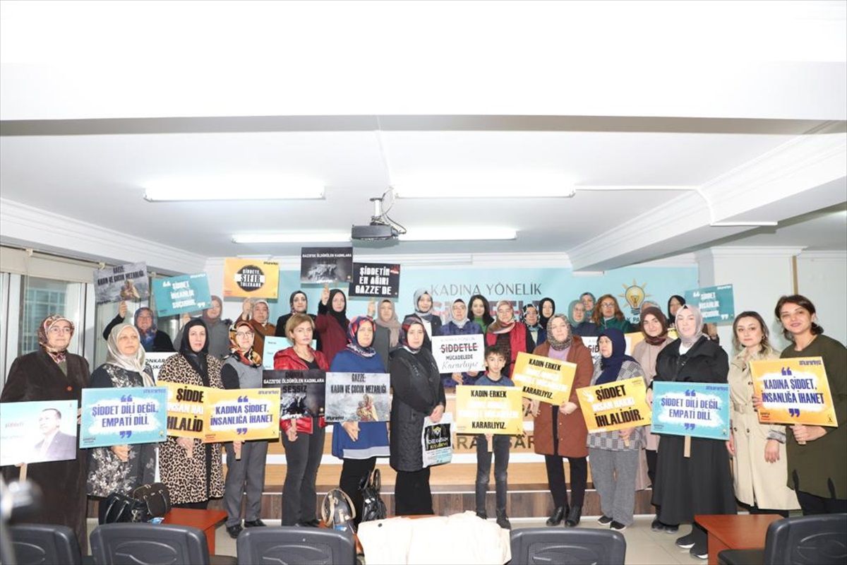 AK Parti Afyonkarahisar Kadın Kolları, Kadına Yönelik Şiddete Karşı Mücadele Günü\'nde basın açıklaması yaptı