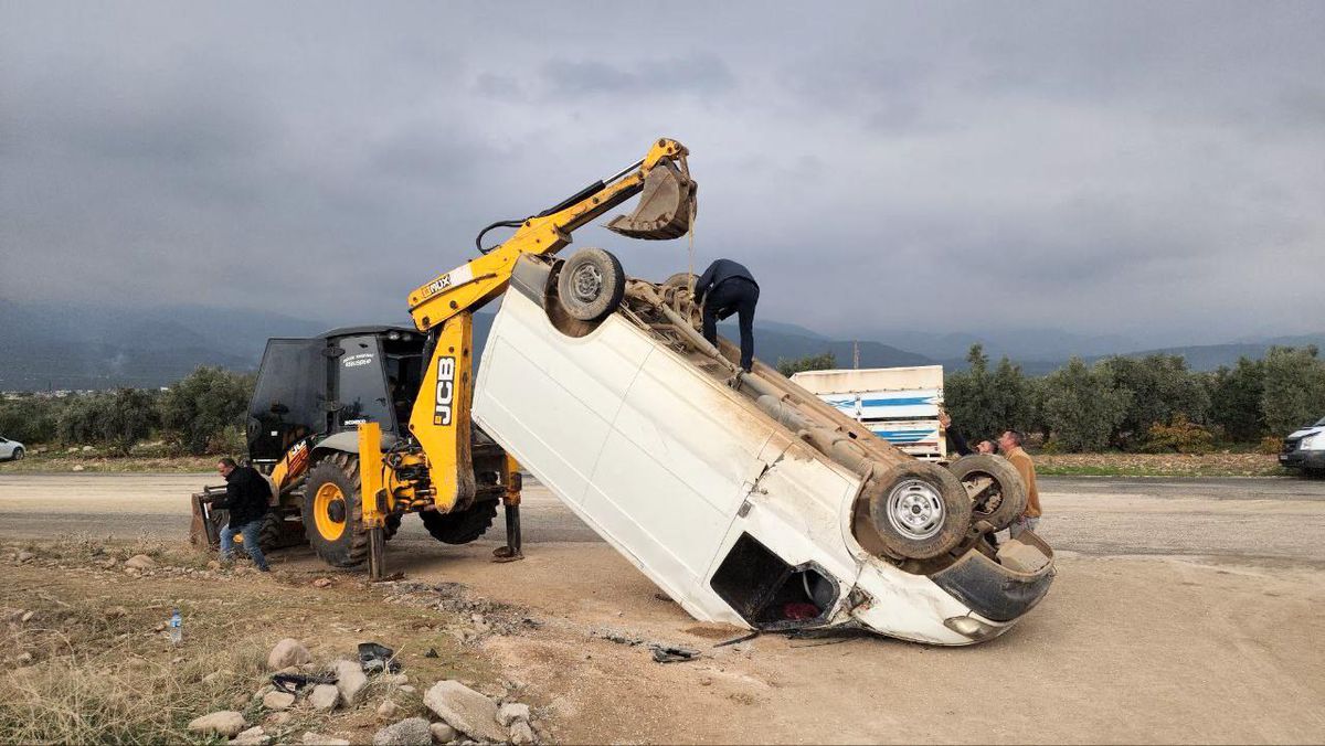 Hatay\'da kaza sonrası kamyonet ters dönerek dik durdu