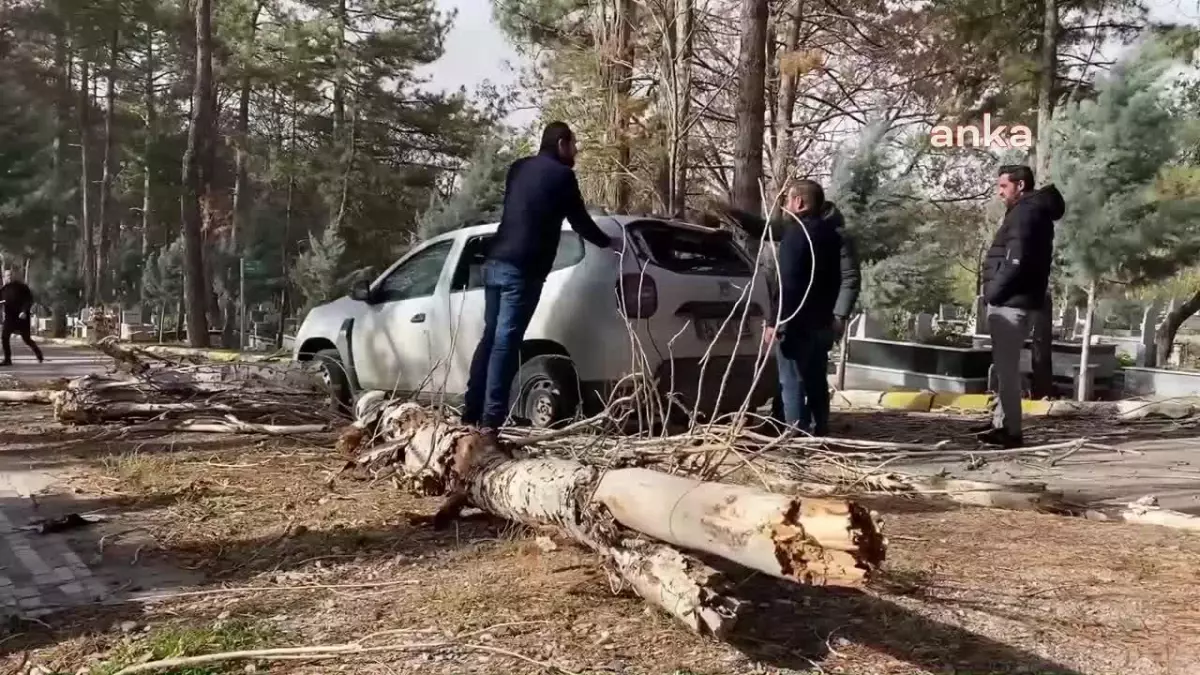 Aksaray\'da Kuvvetli Rüzgar Maddi Hasara Yol Açtı