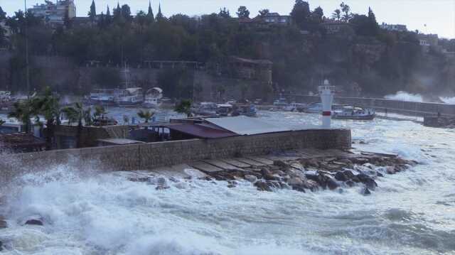 Antalya'da şiddetli yağış ve fırtına; tekneler battı, ağaçlar devrildi Antalya'da şiddetli yağış ve fırtına; tekneler battı, ağaçlar devrildi
