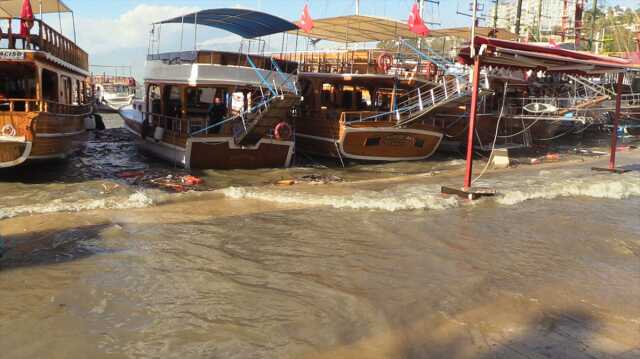 Antalya'da şiddetli yağış ve fırtına; tekneler battı, ağaçlar devrildi Antalya'da şiddetli yağış ve fırtına; tekneler battı, ağaçlar devrildi