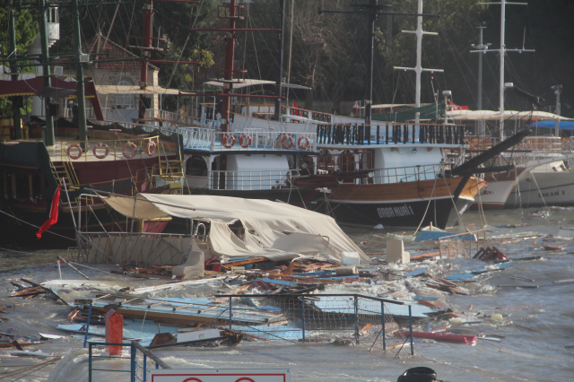 Antalya'da şiddetli yağış ve fırtına; tekneler battı, ağaçlar devrildi
