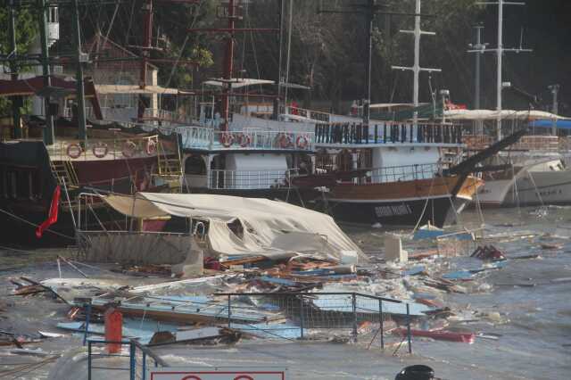 Antalya'da şiddetli yağış ve fırtına; tekneler battı, ağaçlar devrildi Antalya'da şiddetli yağış ve fırtına; tekneler battı, ağaçlar devrildi
