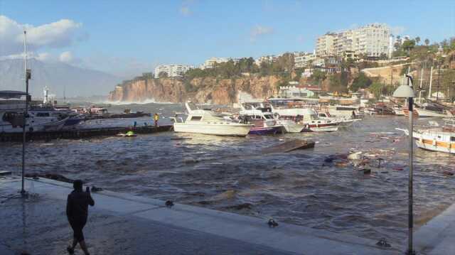 Antalya'da şiddetli yağış ve fırtına; tekneler battı, ağaçlar devrildi Antalya'da şiddetli yağış ve fırtına; tekneler battı, ağaçlar devrildi