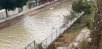 Antalya'da Rüzgarın Etkisiyle Deniz Suyu 100 Metre İçeri Girdi