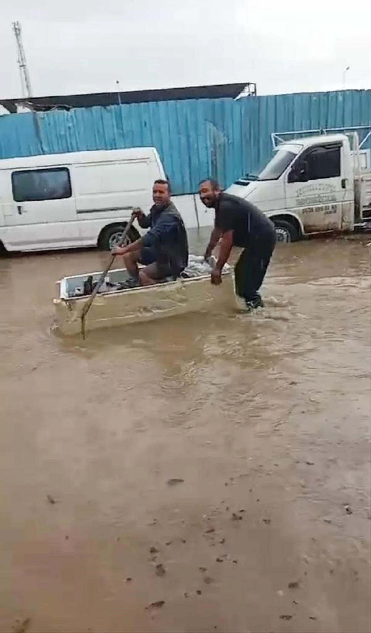 Antalya\'da şiddetli yağış ve fırtına nedeniyle tekneler battı, ağaçlar devrildi