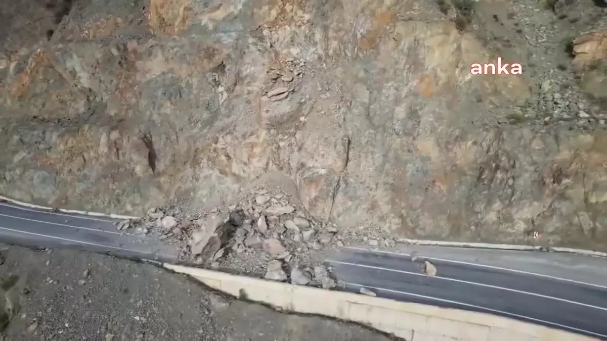 Artvin-Ardahan karayolunda heyelan nedeniyle yol trafiğe kapandı