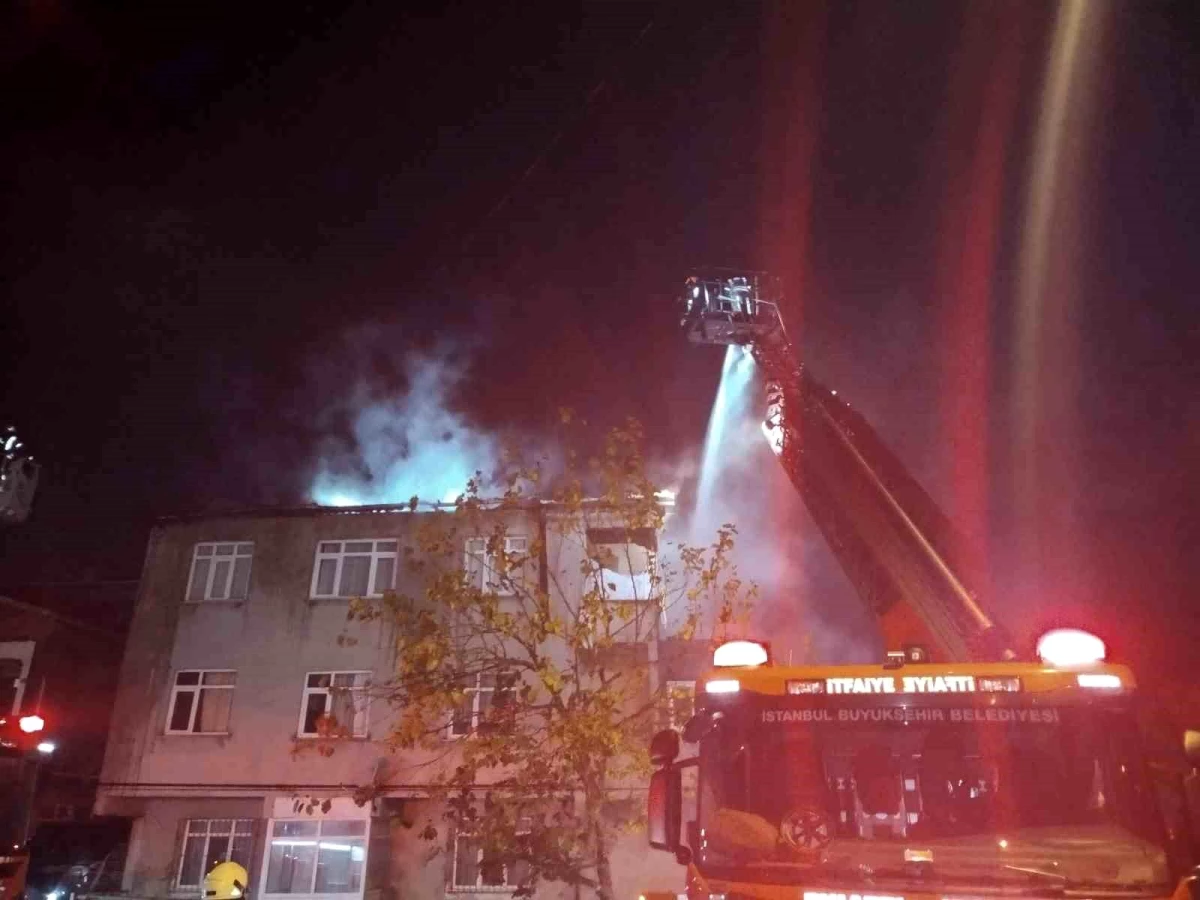 Ataşehir\'de bir binanın çatısında yangın çıktı