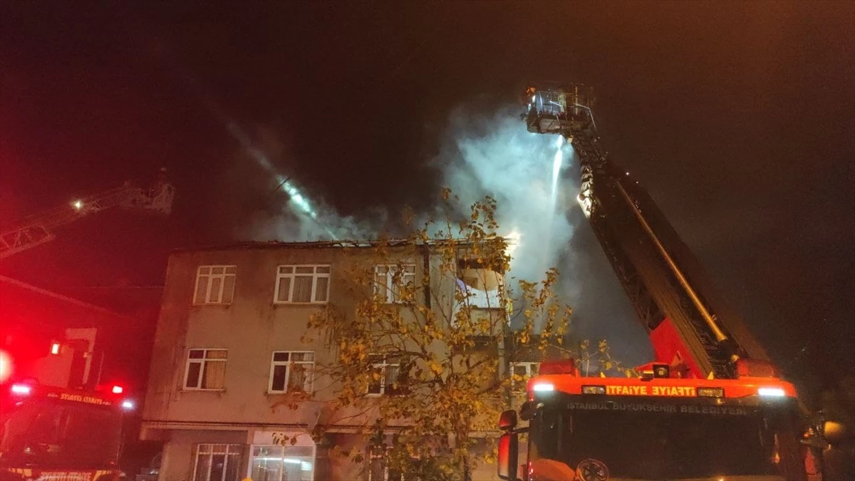 Ataşehir\'de çatıda başlayan yangın daireye sıçradı