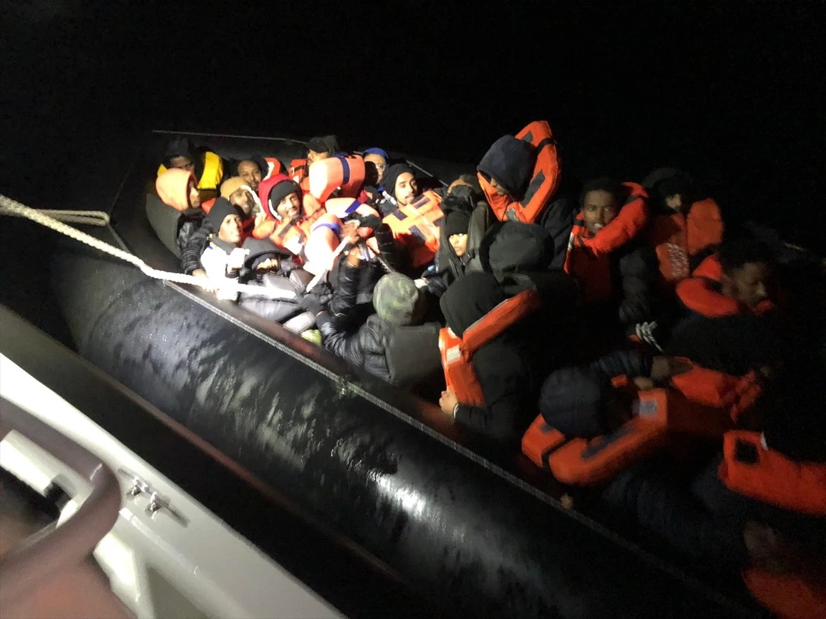 Ayvalık\'ta Yunan unsurlarınca Türk kara sularına itilen 47 göçmen kurtarıldı