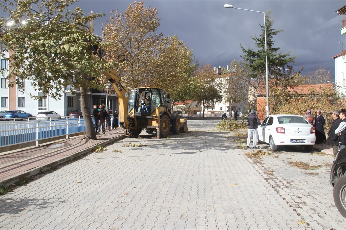 Beyşehir\'de Şiddetli Fırtına Hayatı Olumsuz Etkiledi