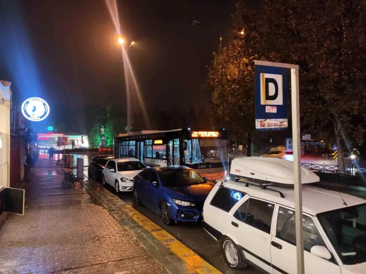 Eskişehir\'de Otobüs Duraklarına Park Eden Sürücüler Mağdur Ediyor