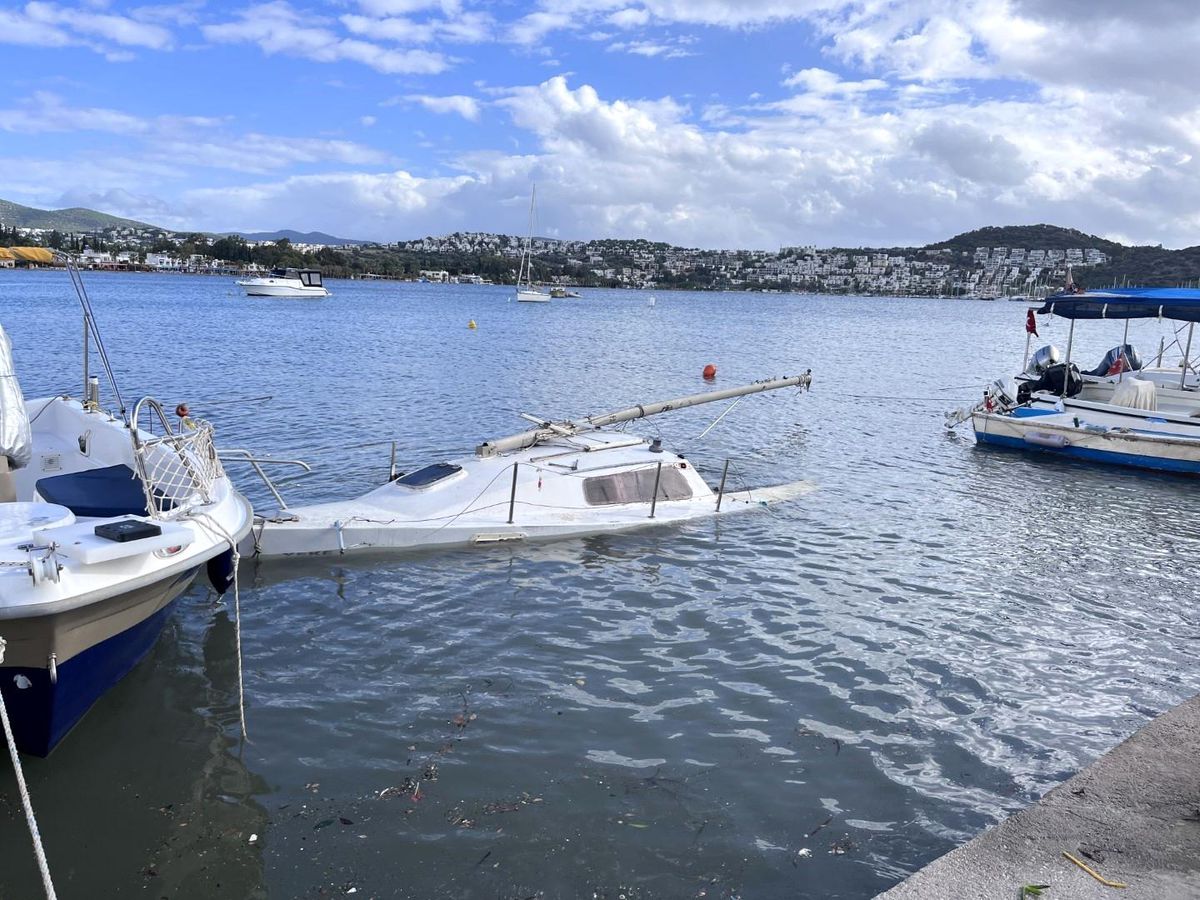 Bodrum\'da Şiddetli Fırtına: Dükkanlar Yıkıldı, Tekneler Battı