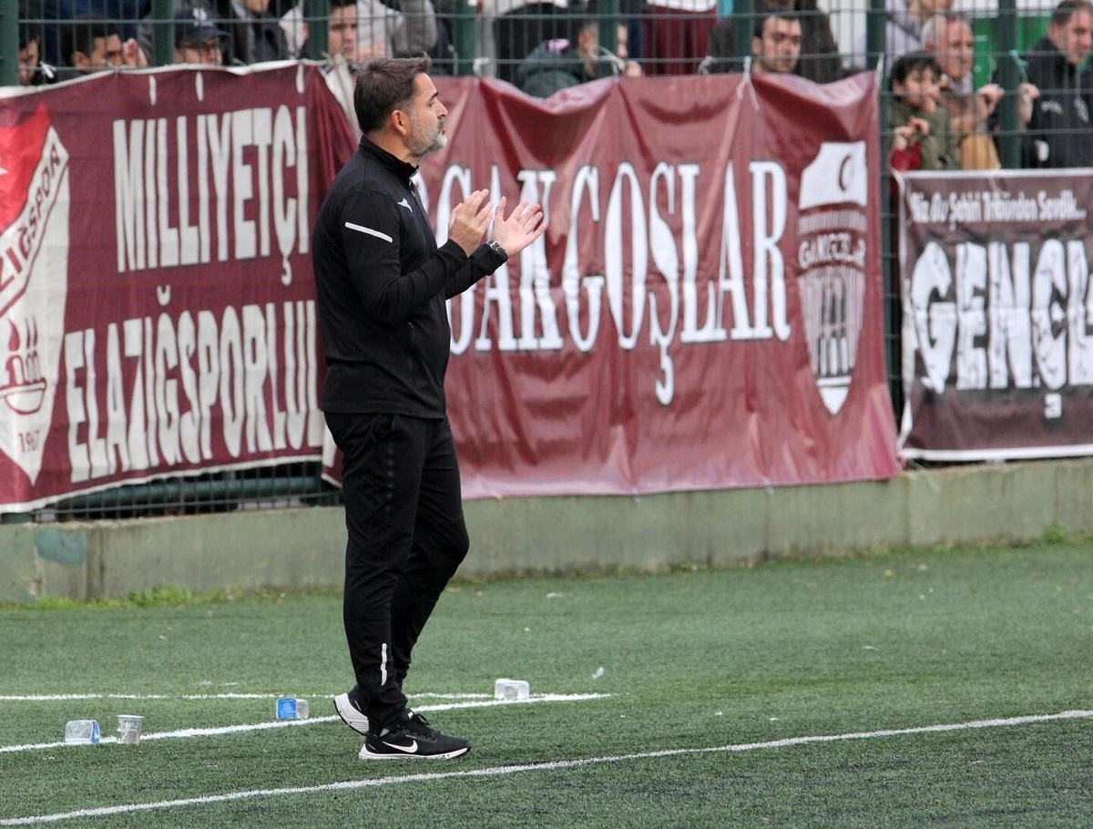 Elazığspor Teknik Direktörü: Oynadığımız son 2 deplasmanda zeminler futbol oynamaya müsait değildi