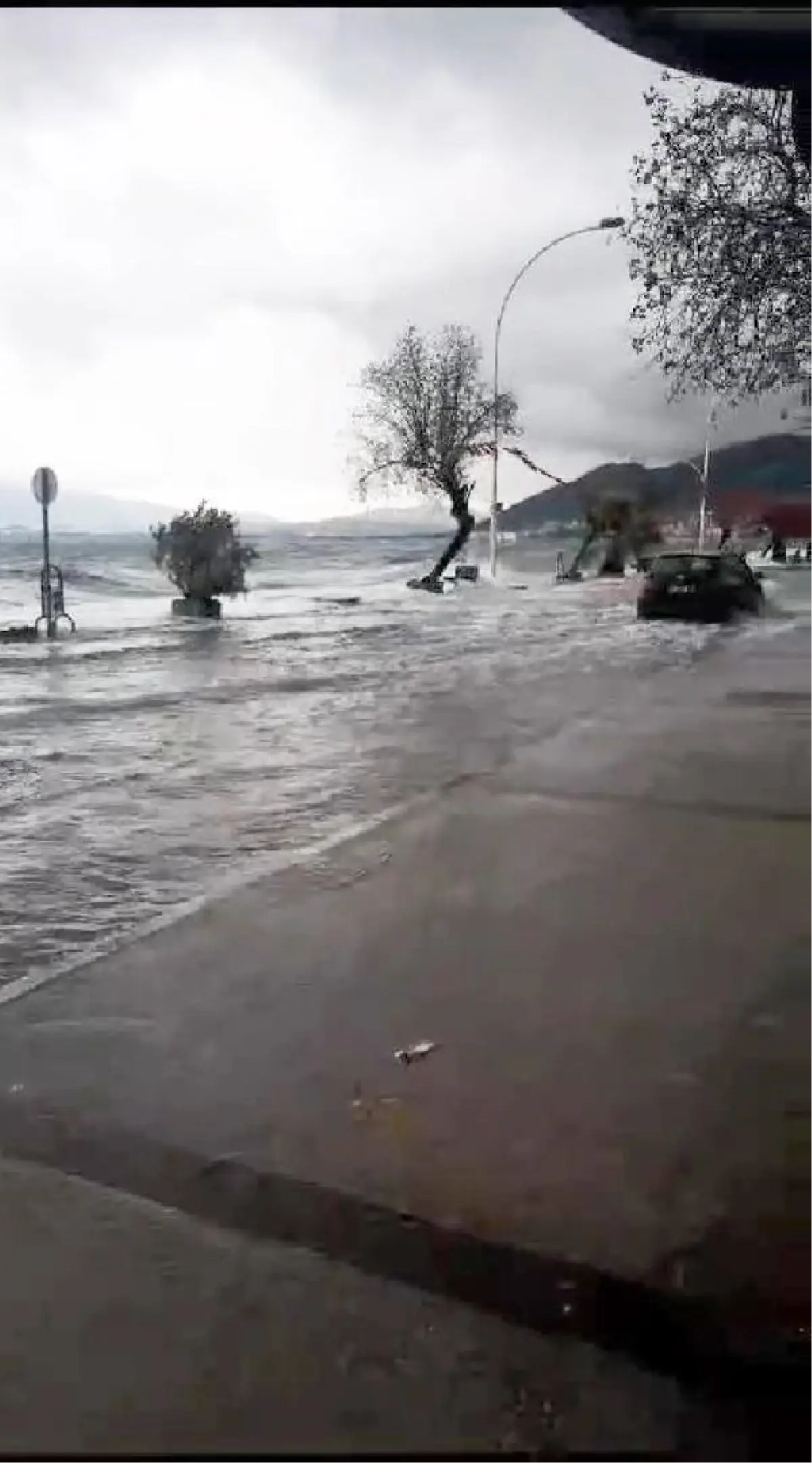 Gemlik\'te deniz taştı, karayla birleşti