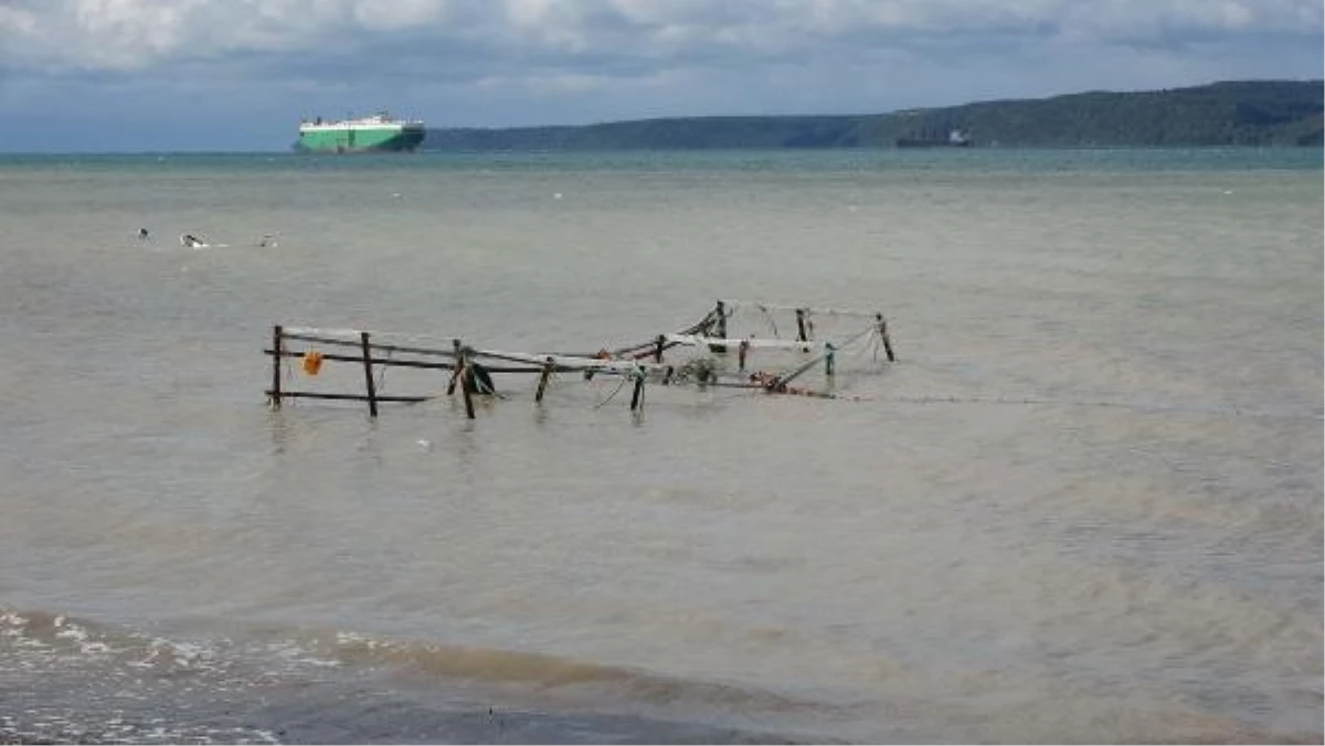 Çanakkale\'de Fırtına ve Sağanak Yağmur: 3 Tekne Battı, İskeleler Yıkıldı