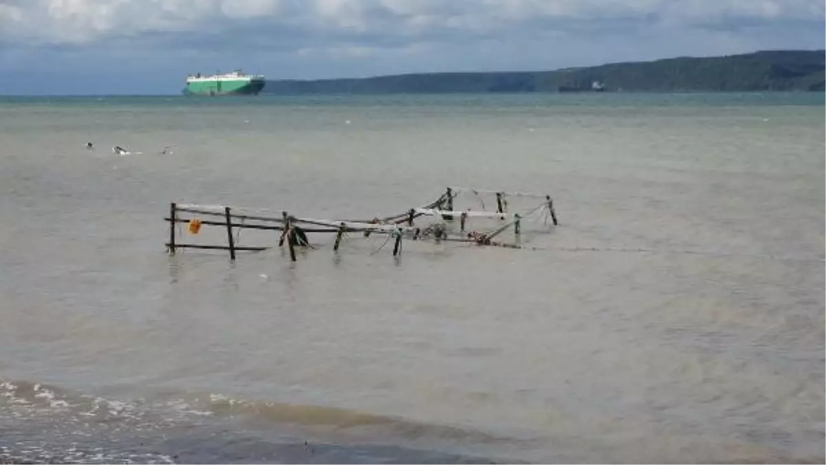 Çanakkale\'de Fırtına ve Sağanak Yağmur: 3 Tekne Battı, İskeleler Yıkıldı