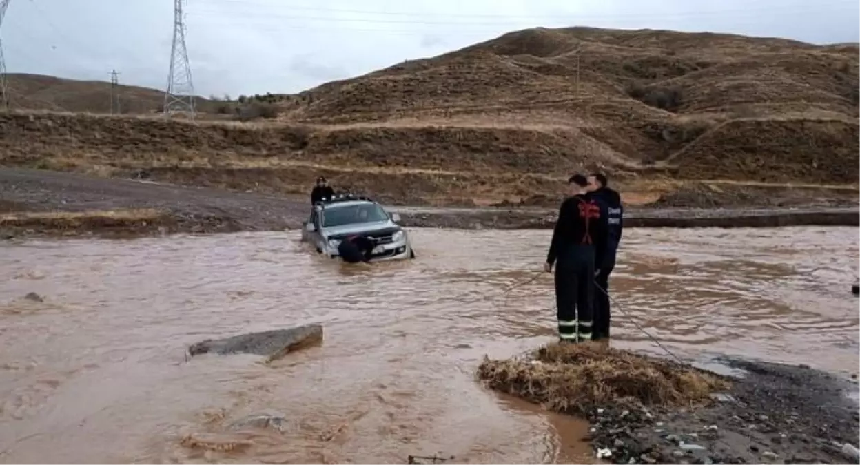 Çankırı\'da çayda mahsur kalan vatandaş pikabıyla kurtarıldı
