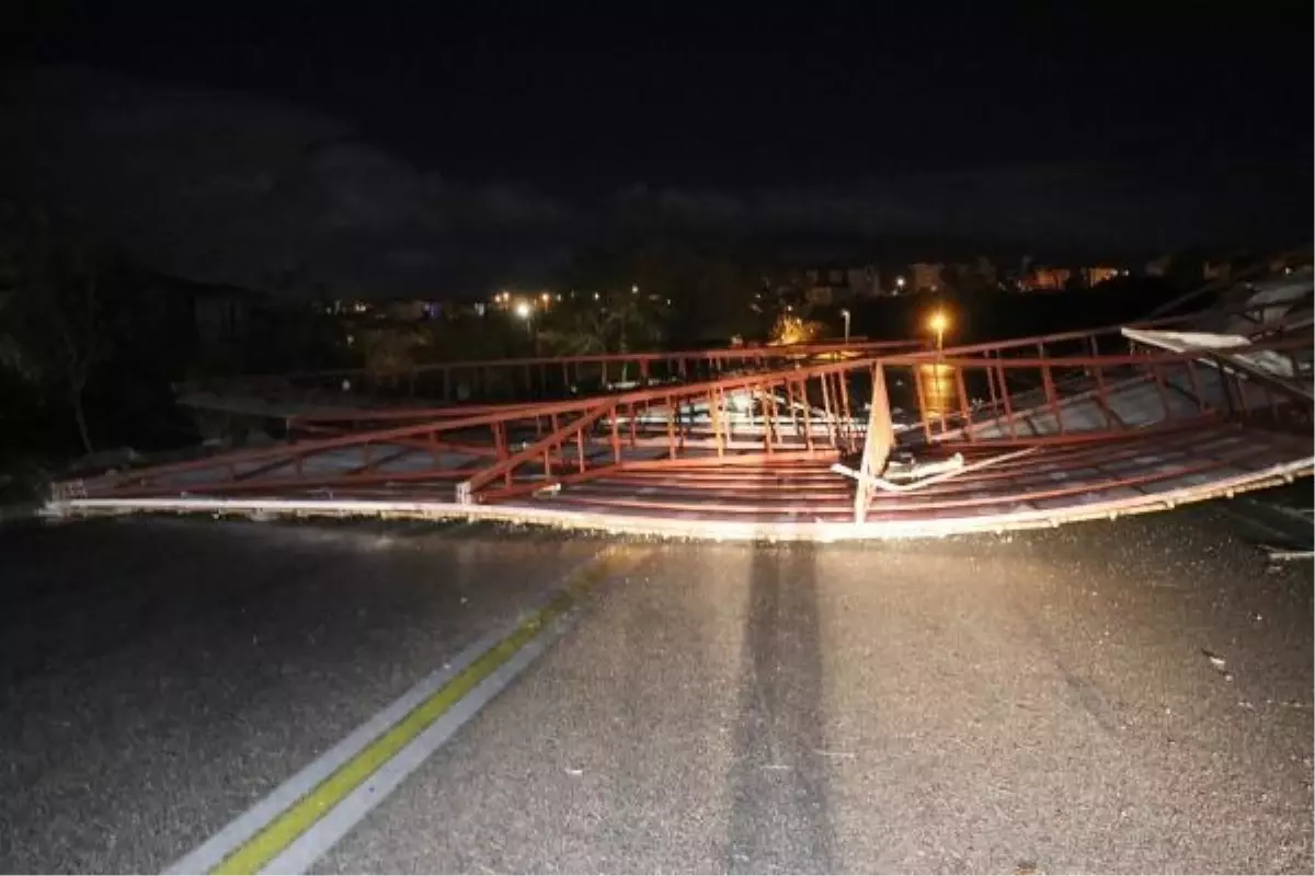 Denizli'de Kuvvetli Rüzgar Çatıları Uçurdu ve Ağaçları Devirdi