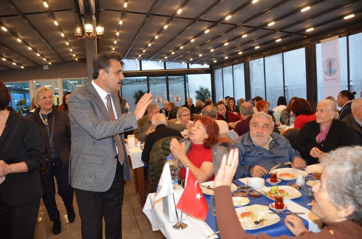 Dikili Belediye Başkanı Adil Kırgöz, Öğretmenler Günü\'nde emekli öğretmenlerle buluştu