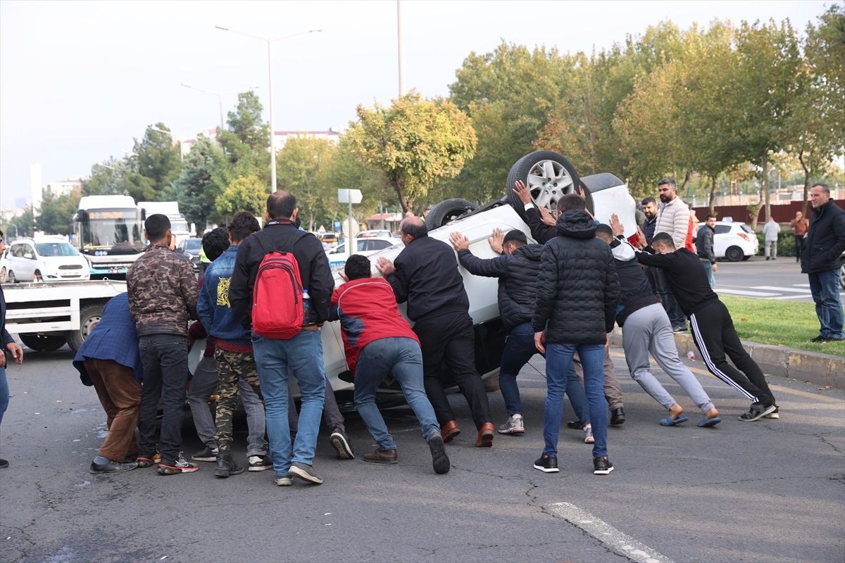 Diyarbakır\'da otomobil devrildi, sürücü yaralandı