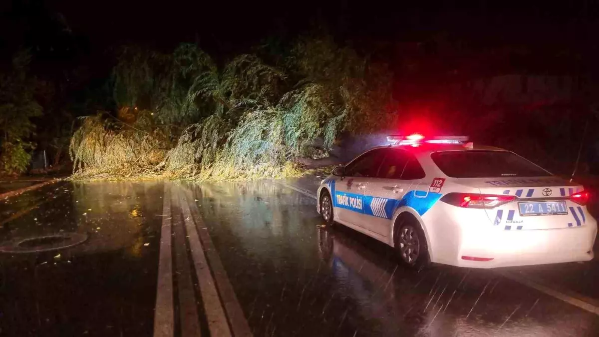 Edirne\'de Şiddetli Yağış ve Fırtına Trafiği Felç Etti