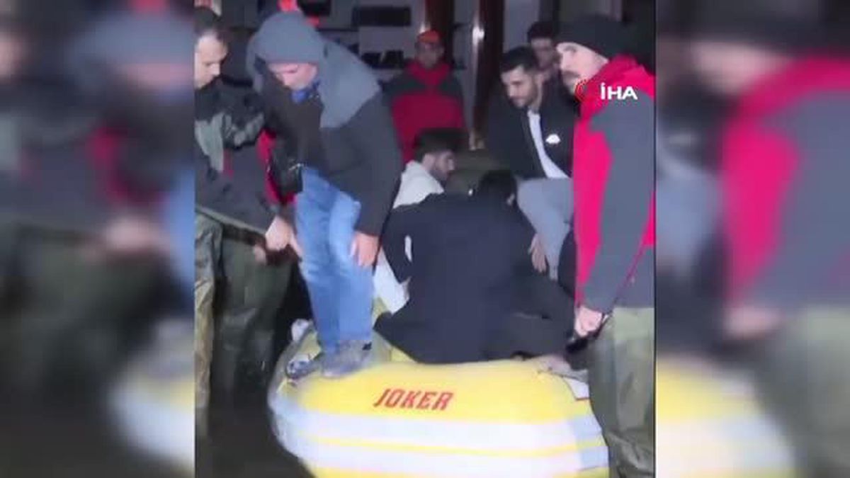 Eğlence mekanında mahsur kalanlar lastik botla kurtarıldı