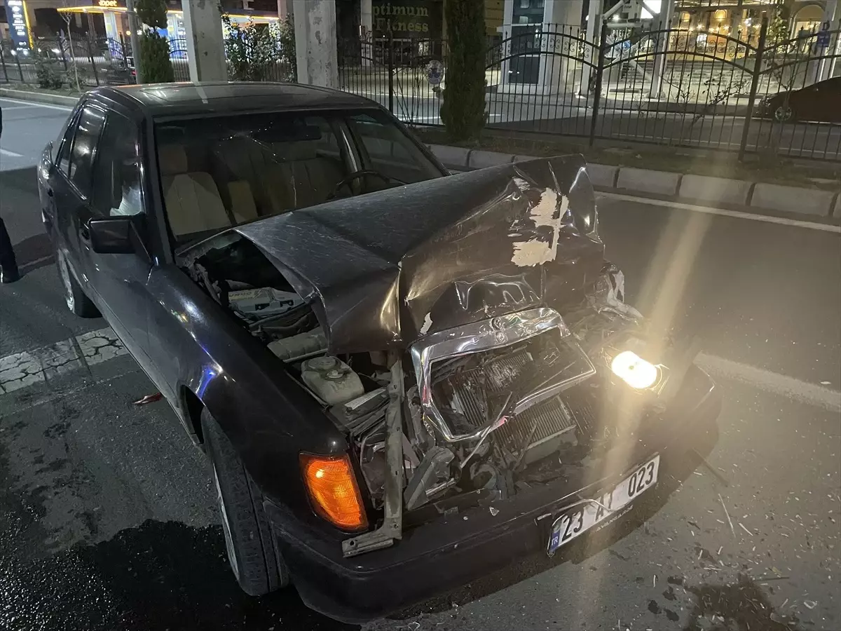 Elazığ\'da zincirleme trafik kazası: 3 yaralı