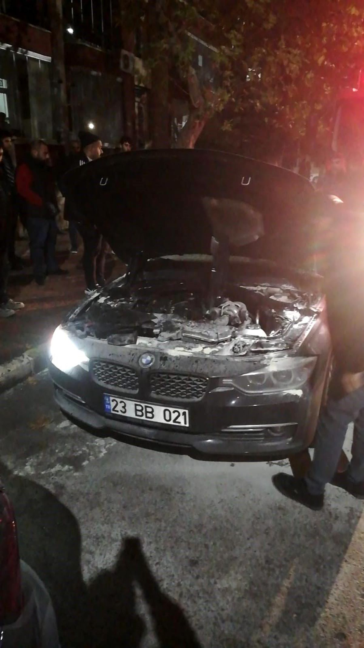 Elazığ\'da seyir halindeki otomobil alev aldı