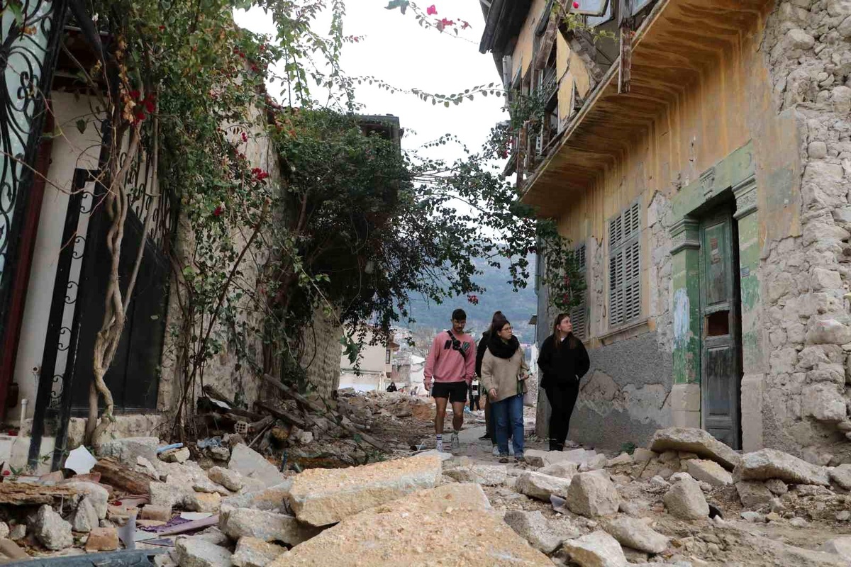 Hatay\'da deprem yıkımı gören gençler derinden etkilendi