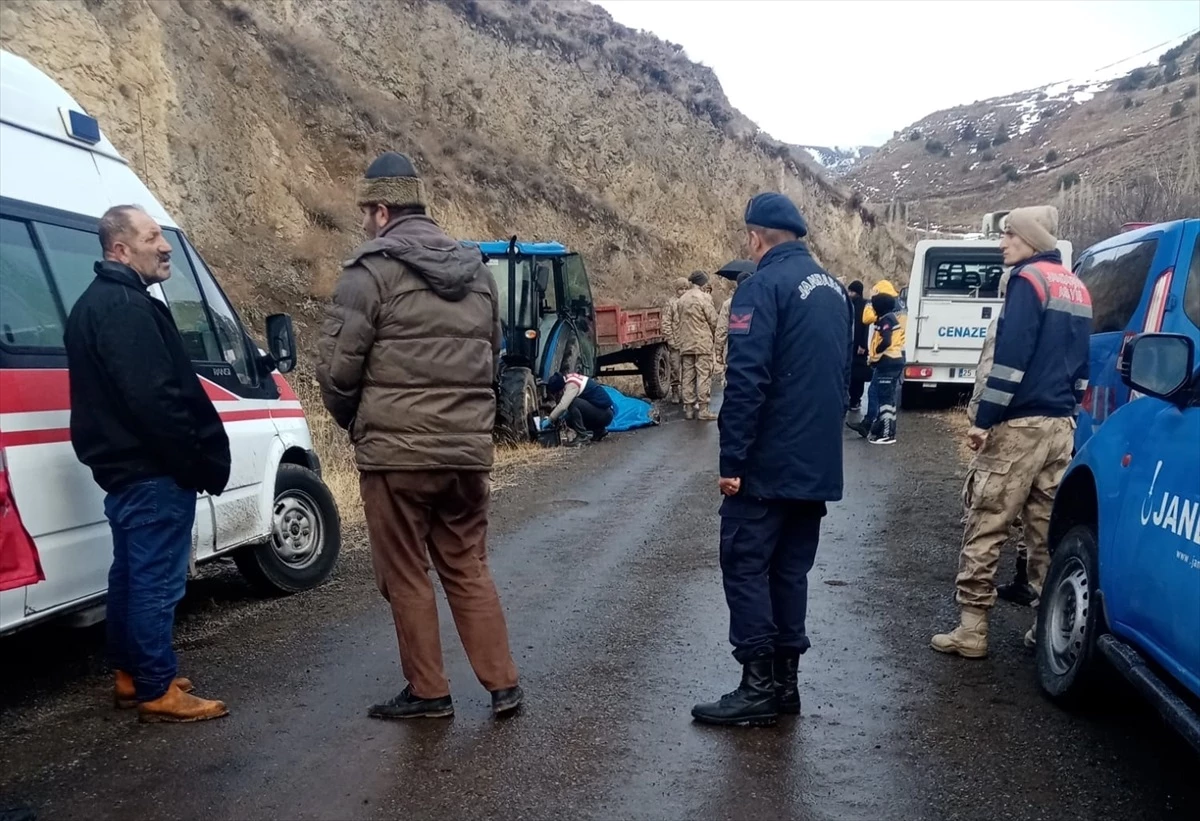 Erzurum\'da traktör kazası: 11 yaşındaki çocuğun kullandığı traktörün altında kalan kişi hayatını kaybetti