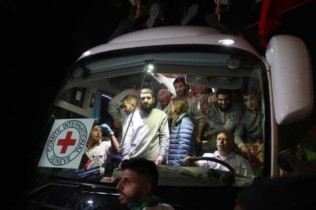 Esir takasında yeni gelişme! İsrail hapishanesinde tutulan 39 Filistinli serbest bırakıldı Esir takasında yeni gelişme! İsrail hapishanesinde tutulan 39 Filistinli serbest bırakıldı