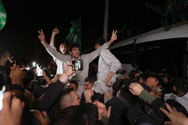 Esir takasında yeni gelişme! İsrail hapishanesinde tutulan 39 Filistinli serbest bırakıldı Esir takasında yeni gelişme! İsrail hapishanesinde tutulan 39 Filistinli serbest bırakıldı