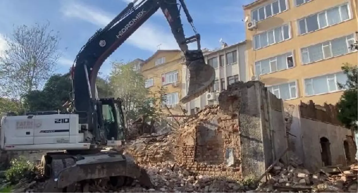 Fatih\'te Tarihi Bina Çöktü, Araçlarda Hasar Meydana Geldi