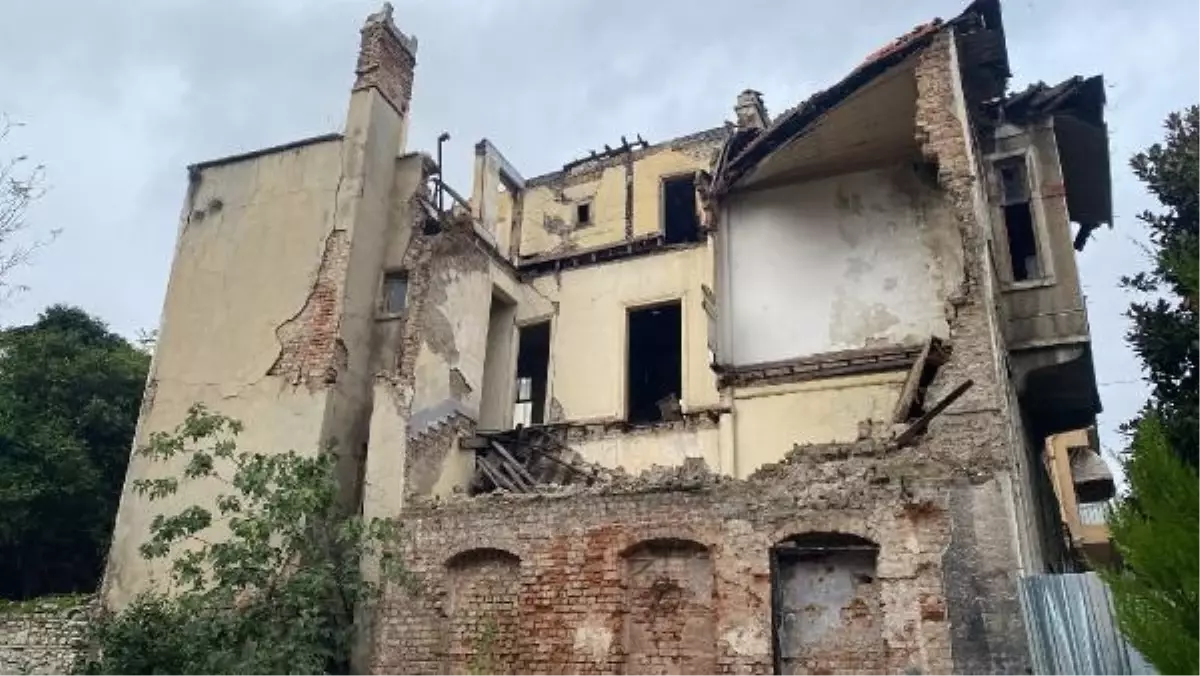 FATİH\'TE İKİ KATLI METRUK BİNADA ÇÖKME-1